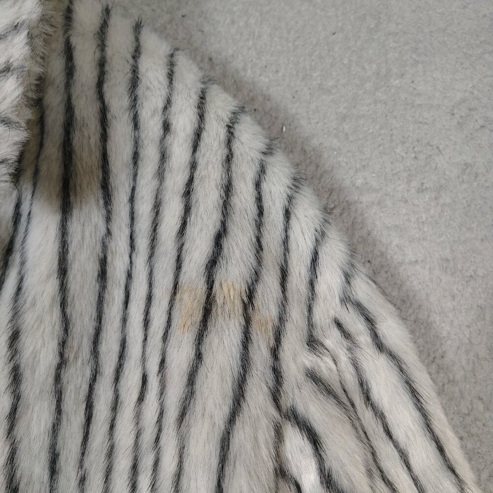 St. John Jacket Women's 12 Black White Striped Faux Fur Lined  Fuzzy Maximalist - Picture 3 of 13